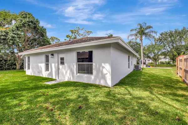 $3,750 | 915 Sunflower Avenue, Delray Beach, FL 33445