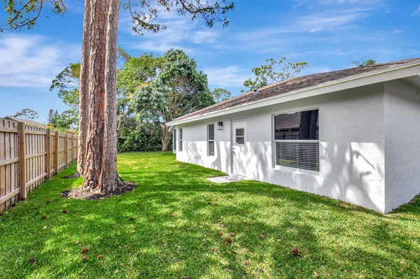 $3,750 | 915 Sunflower Avenue, Delray Beach, FL 33445