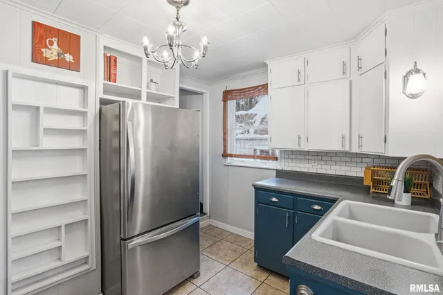 $185,000 | 415 23rd Avenue, Moline, IL 61265