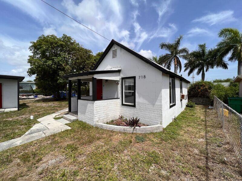 718 West 7th Street, Unit 2 Riviera Beach, FL 33404 - Photo 4 of 21 a view of a house with a yard