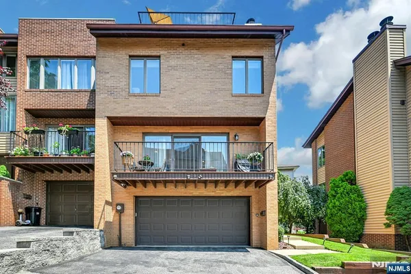 $890,000 | 9 Yorkview Drive, Unit A3, Edgewater, NJ 07020