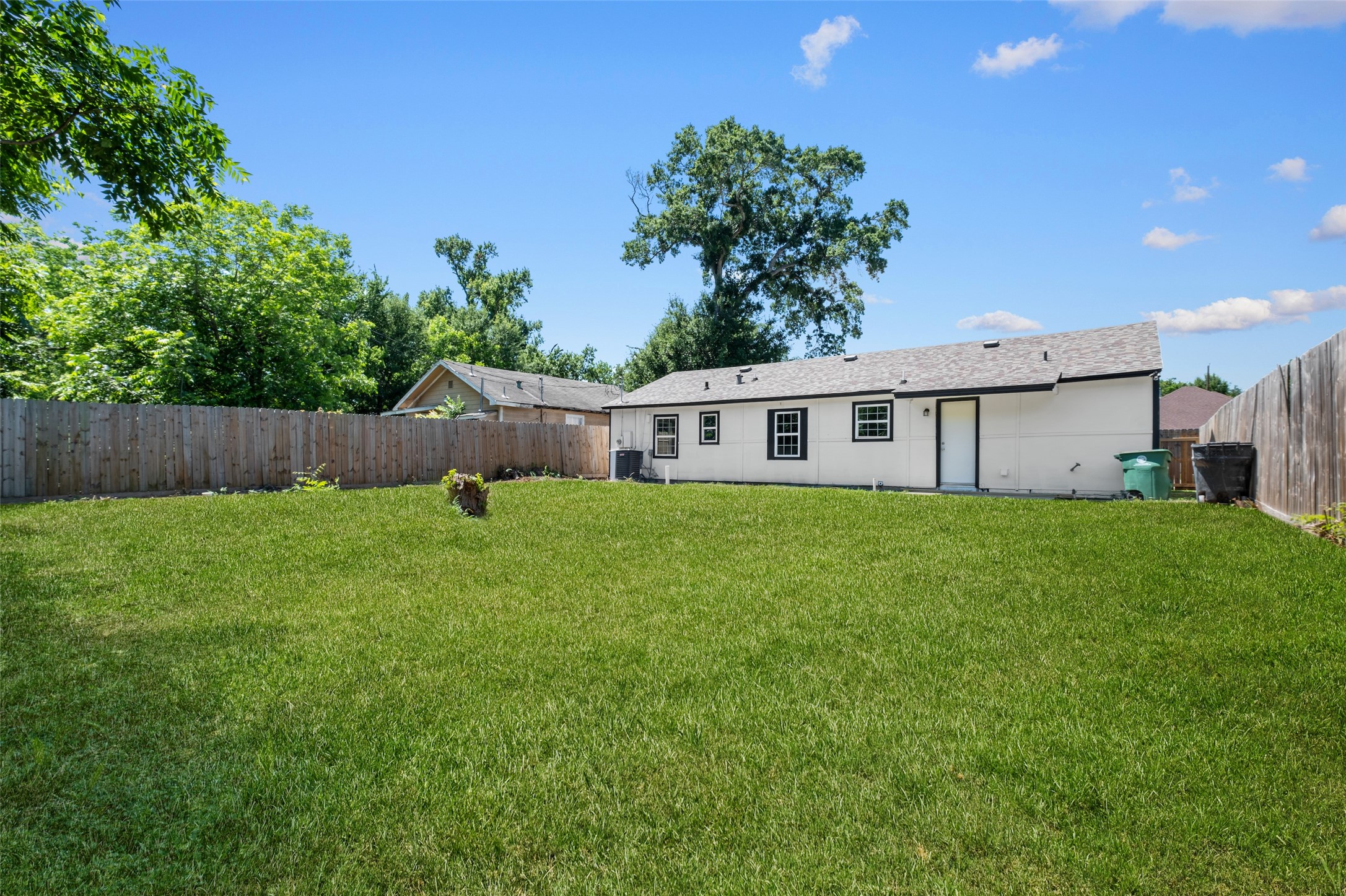 6119 Beekman Road Houston, TX 77021 - Photo 20 of 20 a front view of house with a garden