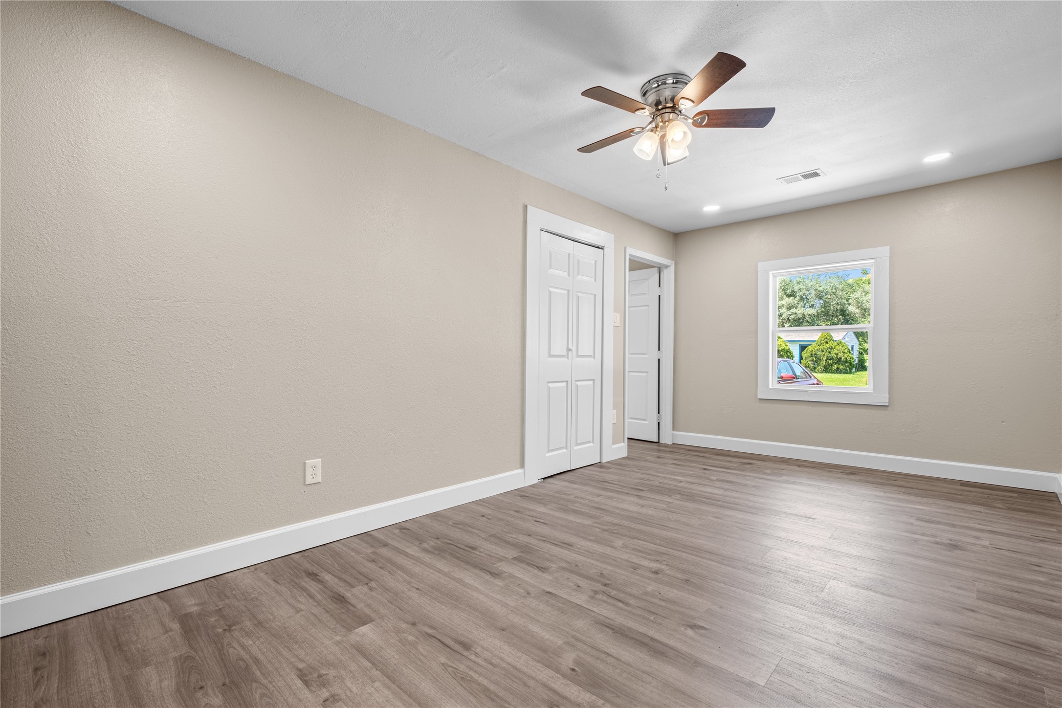 6119 Beekman Road Houston, TX 77021 - Photo 10 of 20 an empty room with fan and windows
