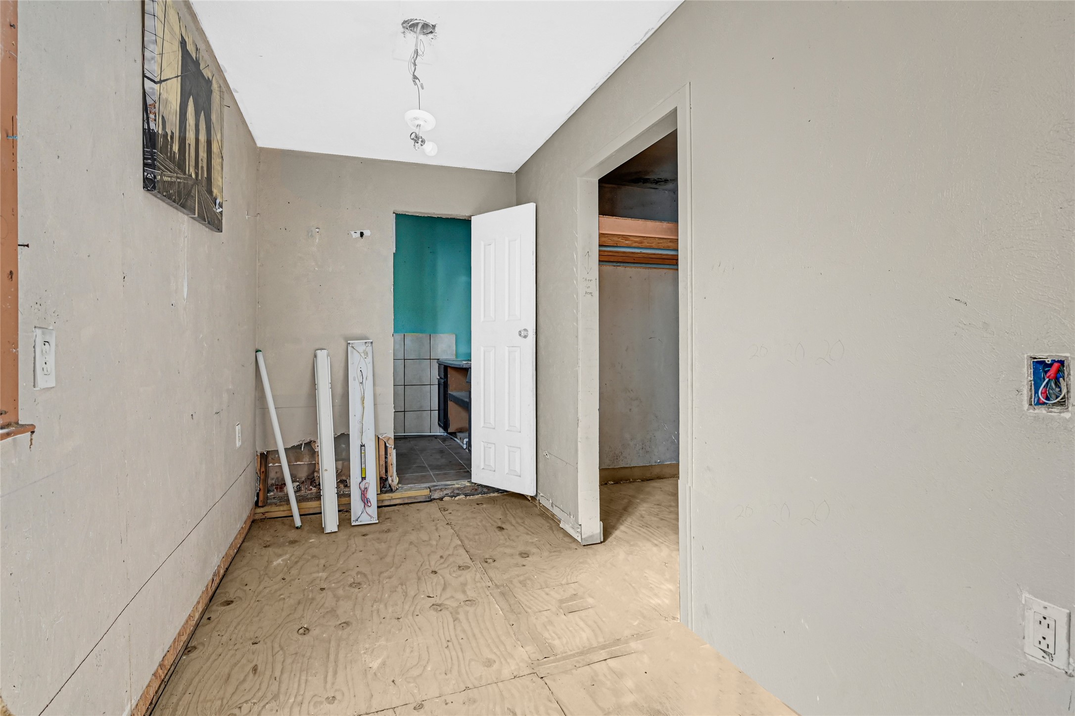 1925 Sunny Drive Houston, TX 77093 - Photo 18 of 24 a view of entryway with workspace