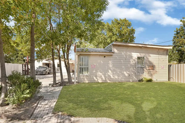 a view of a back yard of the house