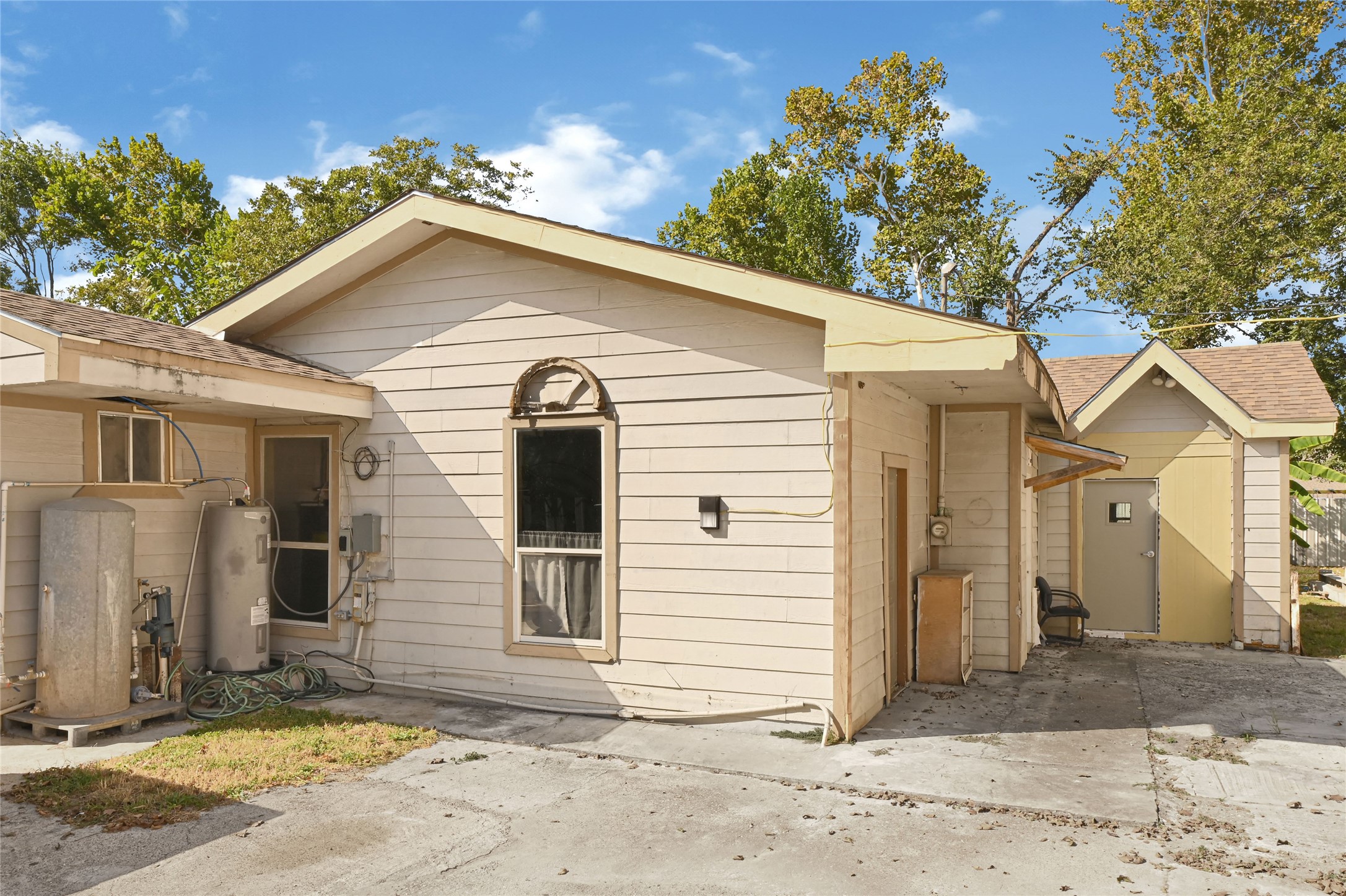 1925 Sunny Drive Houston, TX 77093 - Photo 5 of 24 a view of a white house