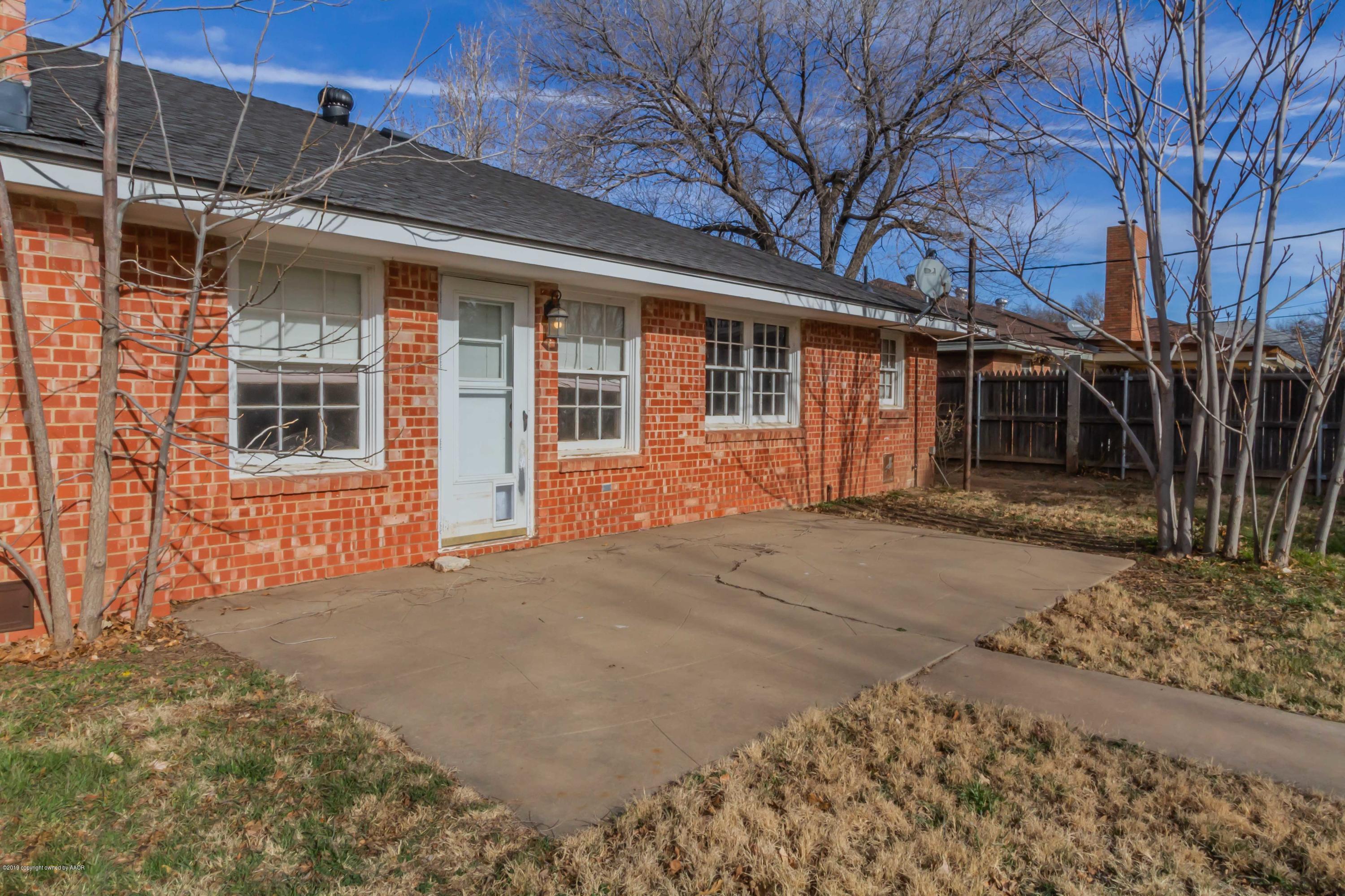 6205 Calumet Road Amarillo, TX 79106 - Photo 38 of 39 a front view of a house with a garden