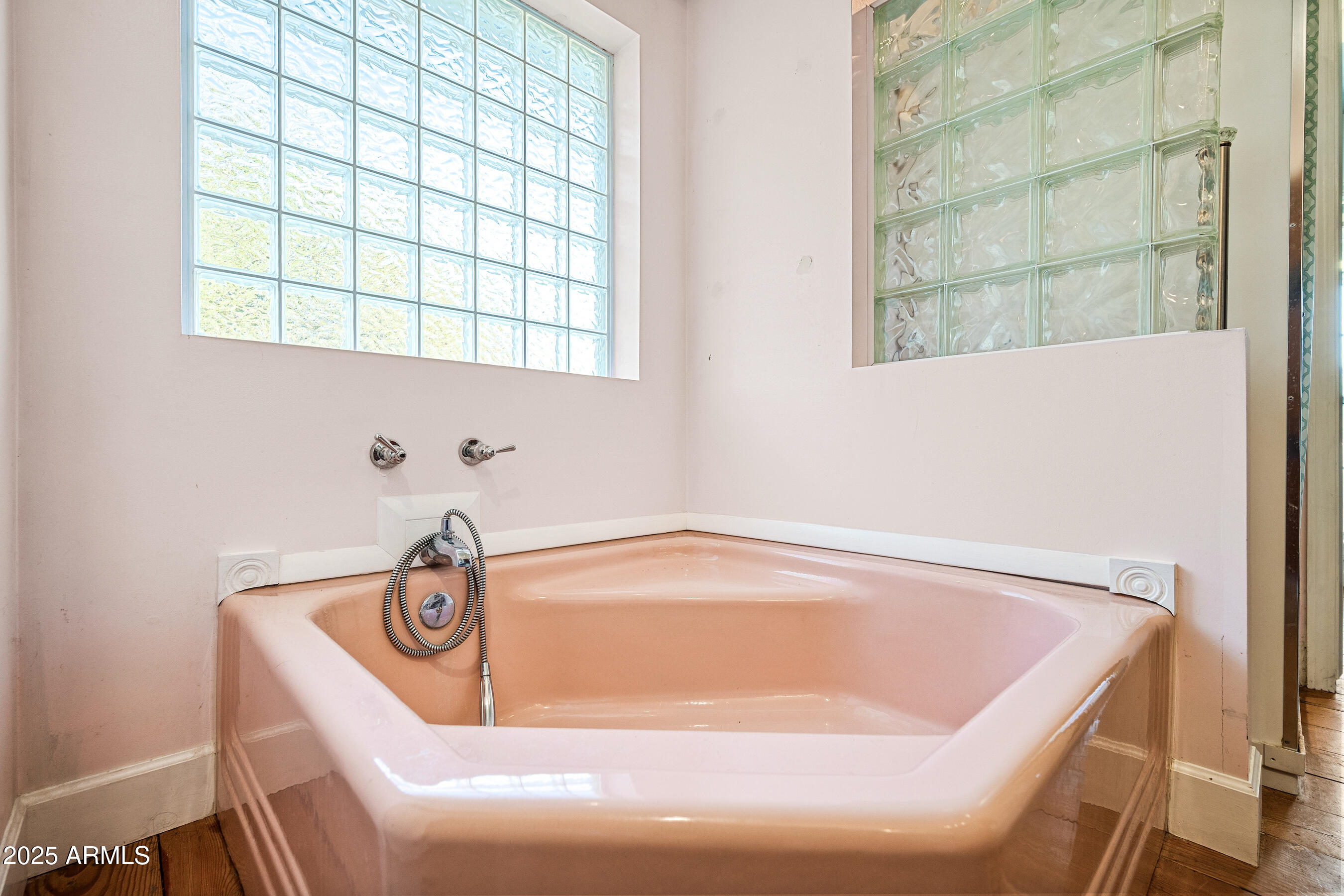 17288 Foothill Road Yarnell, AZ 85362 - Photo 38 of 79 a bathroom with a bathtub