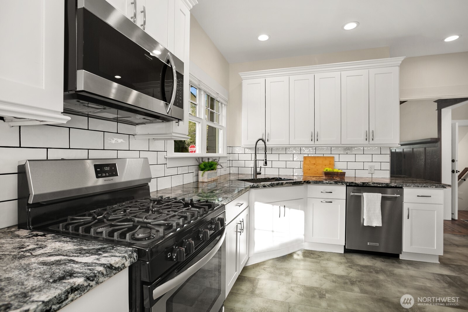 5119 Meridian Avenue North Seattle, WA 98103 - Photo 12 of 39