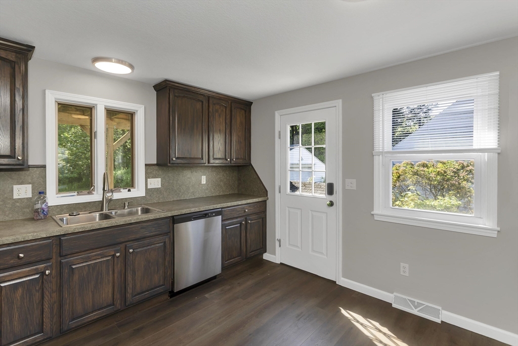 105 Mazarin Street Springfield, MA 01151 - Photo 4 of 25
