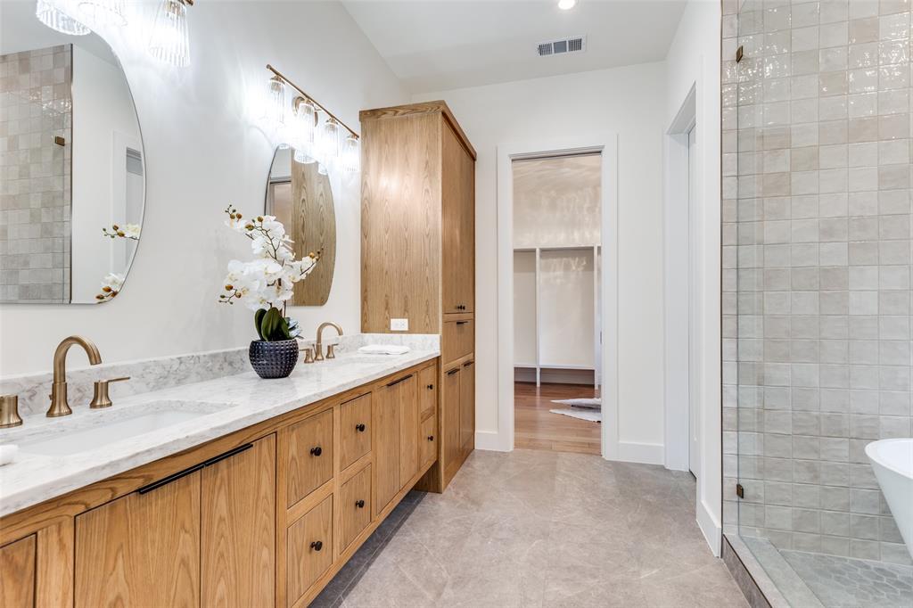 11131 Hillcrest Road Dallas, TX 75230 - Photo 12 of 24 a spacious bathroom with double vanity and a mirror