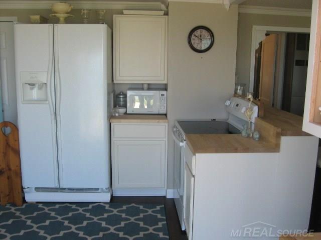 3932 Lakeshore Road Deckerville, MI 48427 - Photo 14 of 33 31251006-13.JPG