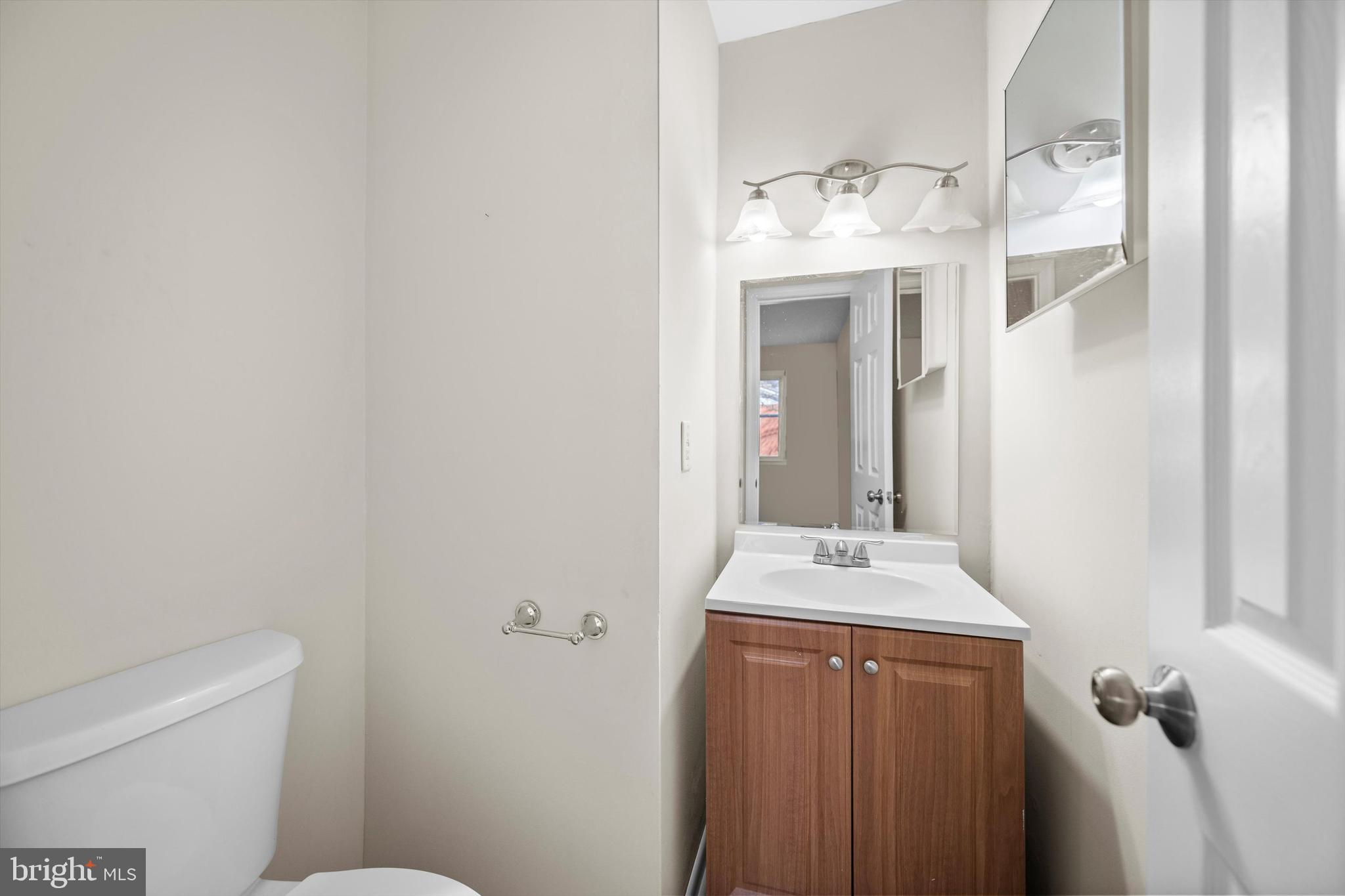 14640 Endsley Turn Woodbridge, VA 22193 - Photo 13 of 27 a bathroom with a sink and a mirror