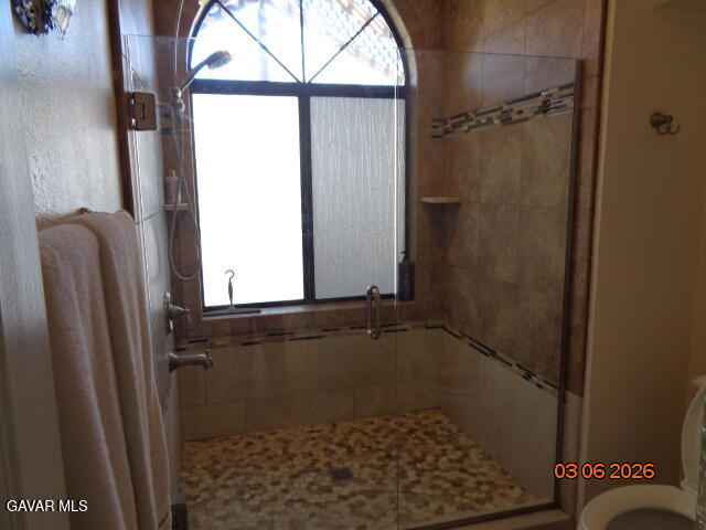 43043 Flag Street Lancaster, CA 93536 - Photo 22 of 29 a bathroom with a bathtub