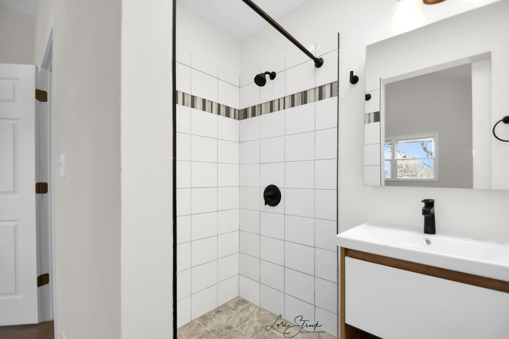 5525 South Emerald Avenue Chicago, IL 60621 - Photo 17 of 29 a bathroom with a shower