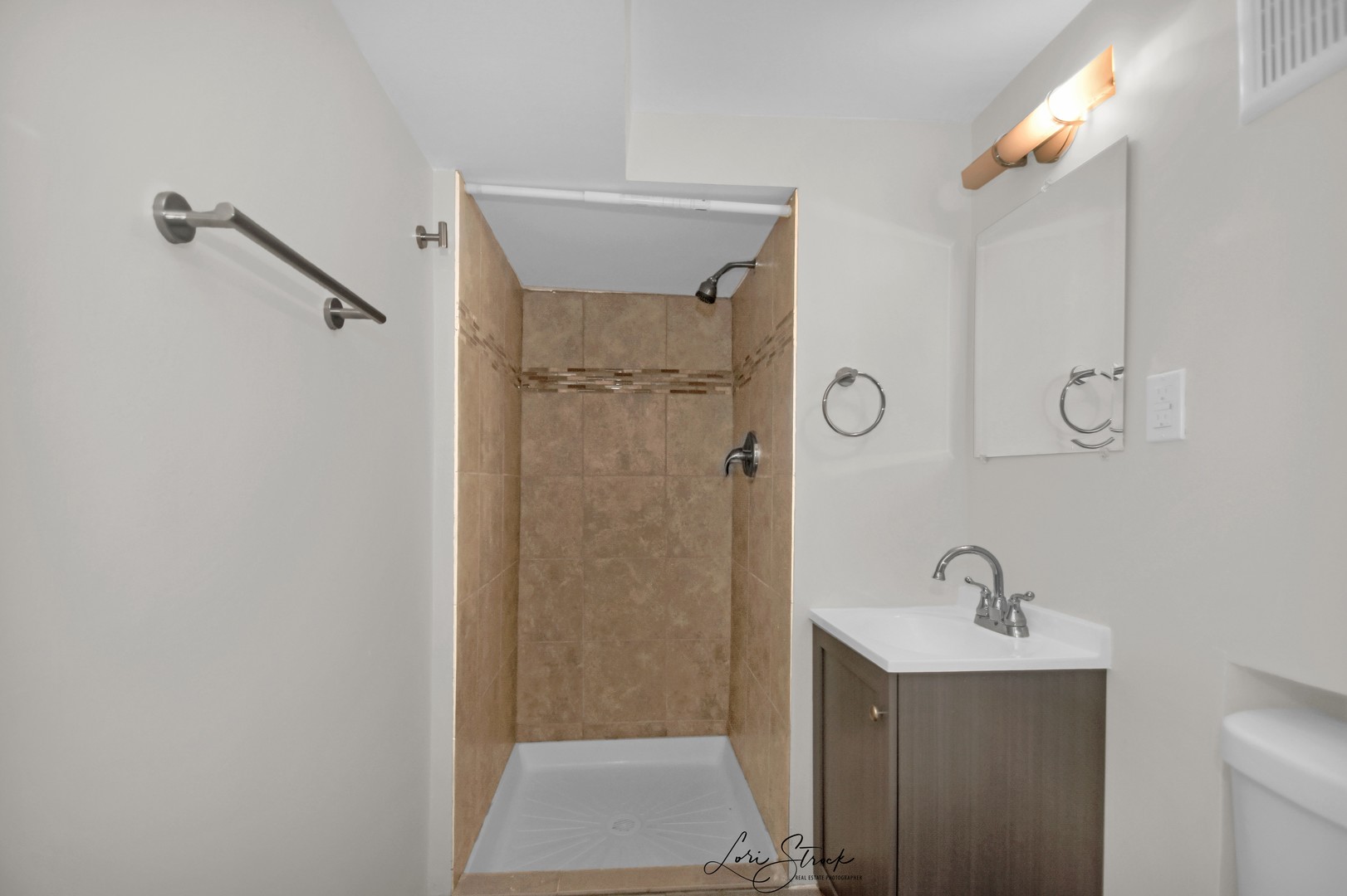 5525 South Emerald Avenue Chicago, IL 60621 - Photo 22 of 29 a bathroom with a shower and mirror