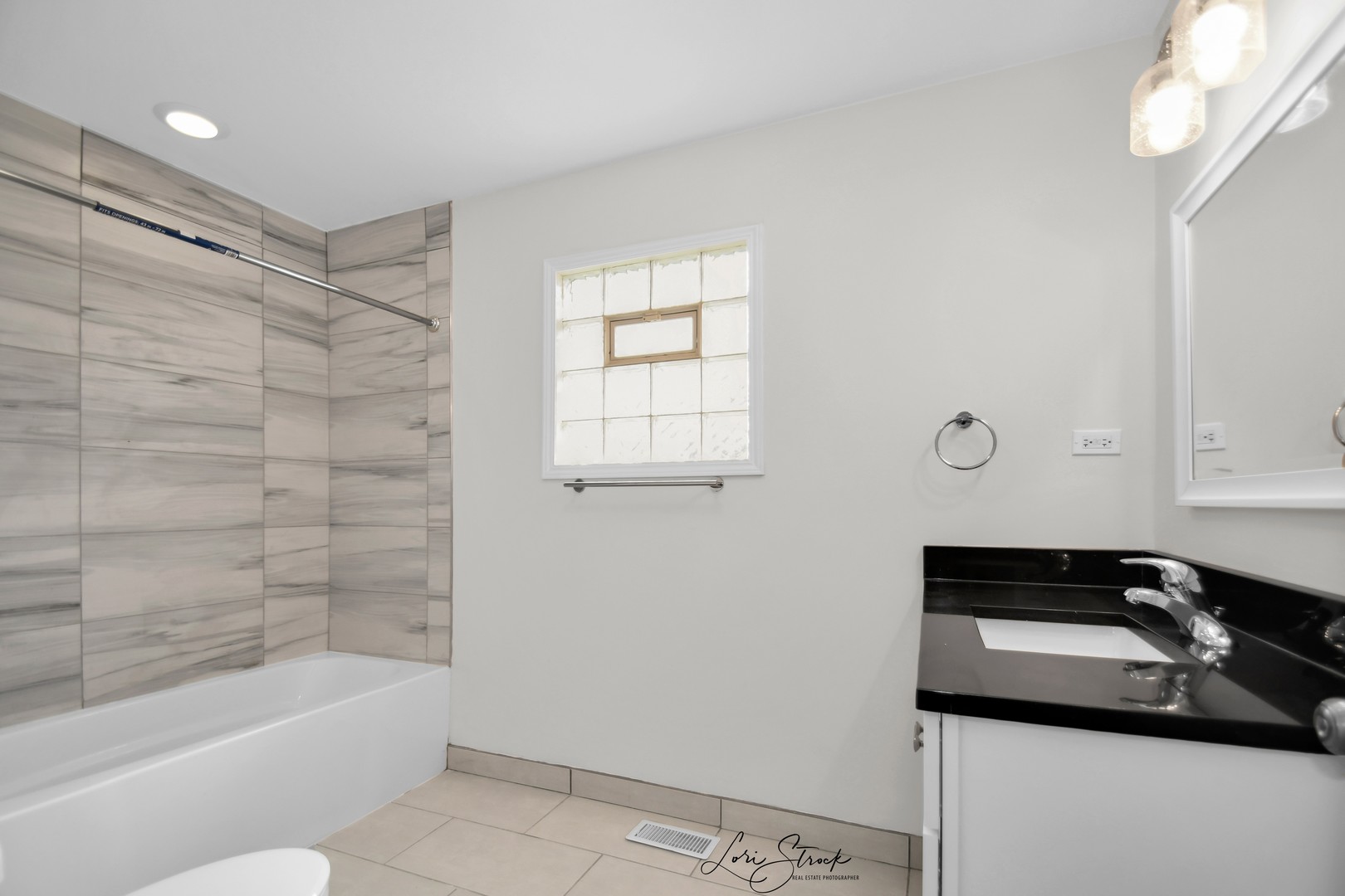 5525 South Emerald Avenue Chicago, IL 60621 - Photo 10 of 29 a bathroom with a bathtub a sink and a shower