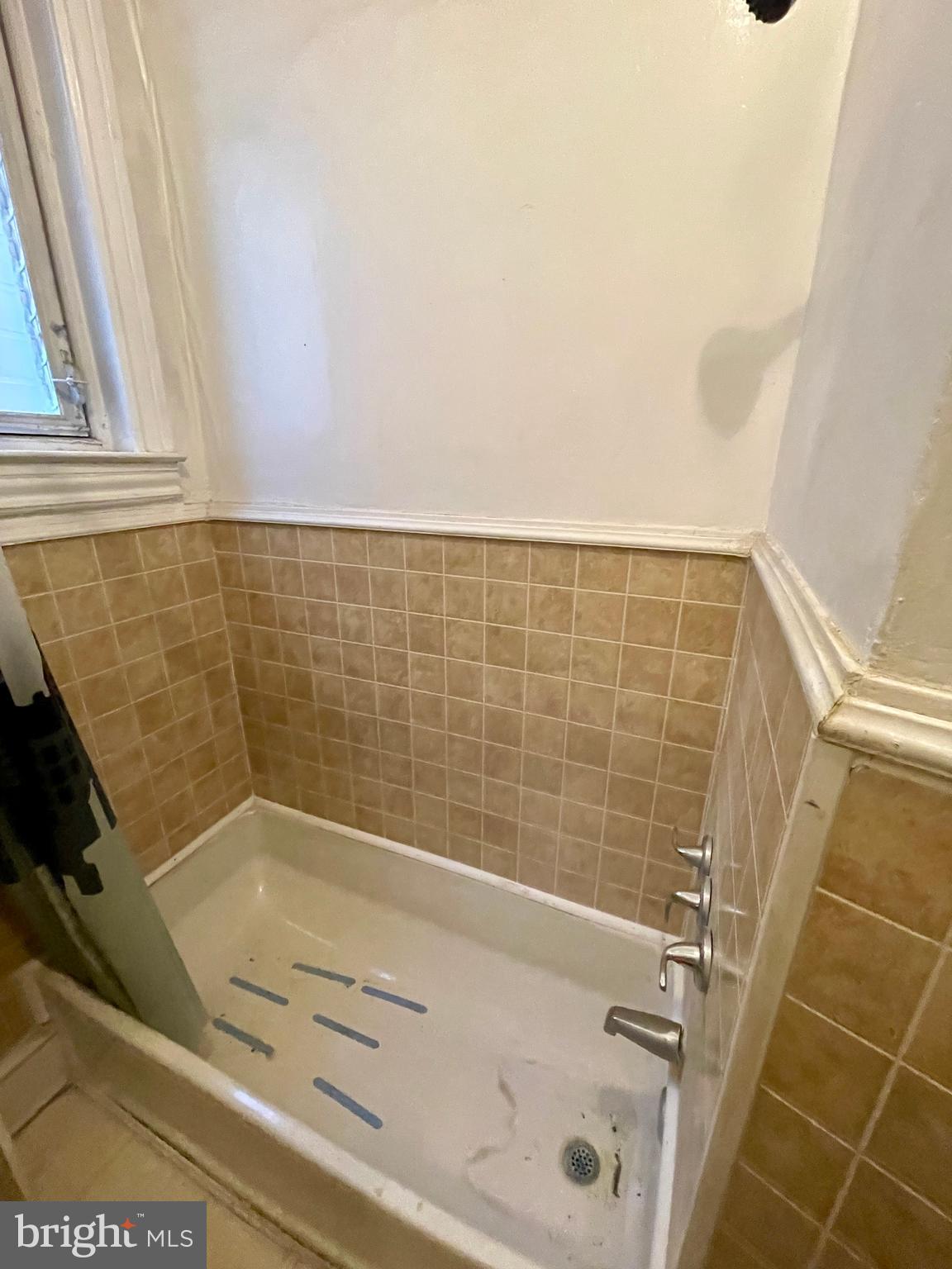 208 North 63rd Street Philadelphia, PA 19139 - Photo 12 of 29 a bathroom with a bathtub