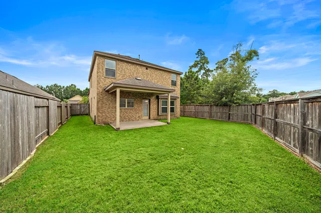 a view of a house with backyard