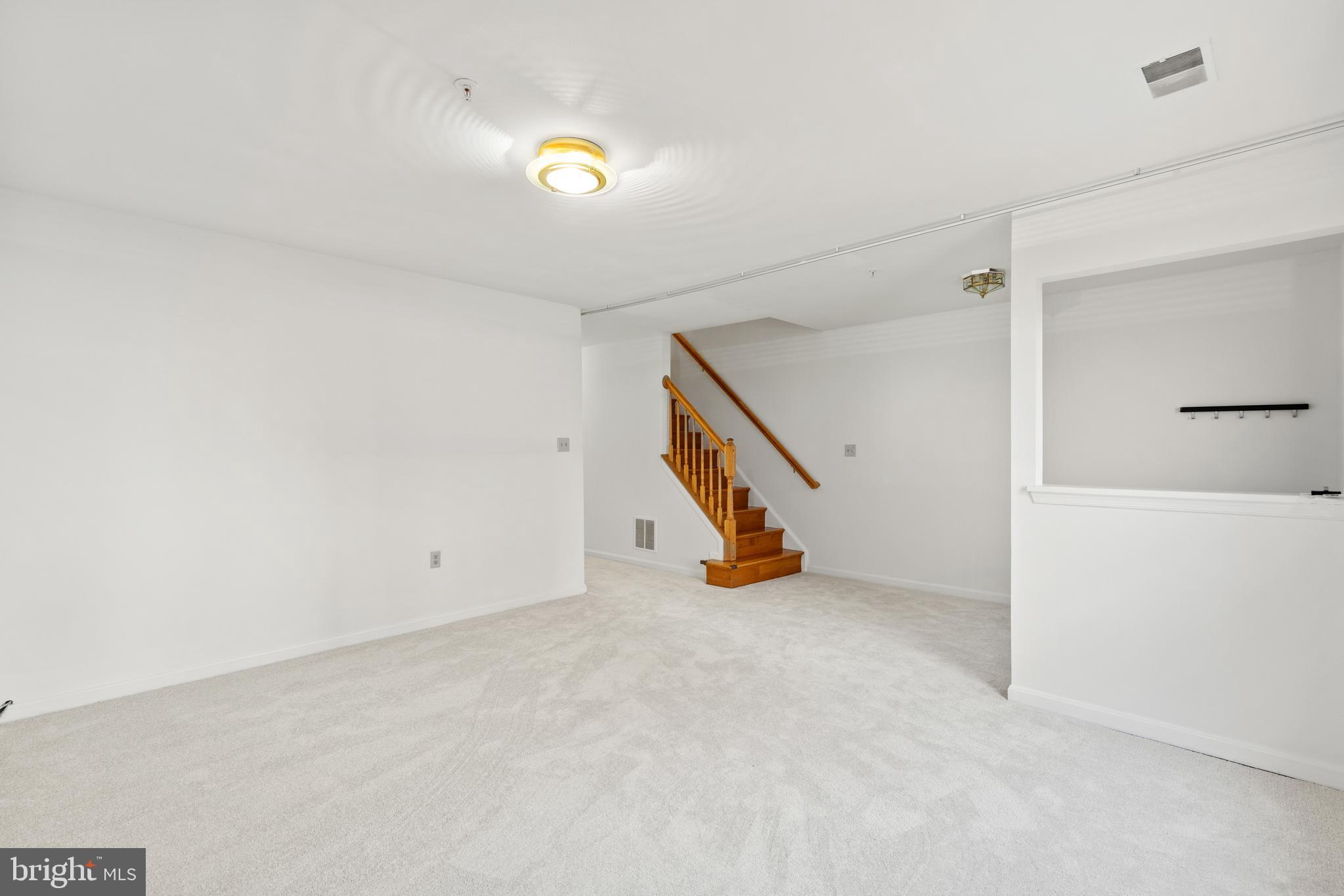 109 Ridgepoint Place Gaithersburg, MD 20878 - Photo 5 of 25 Entry Level
