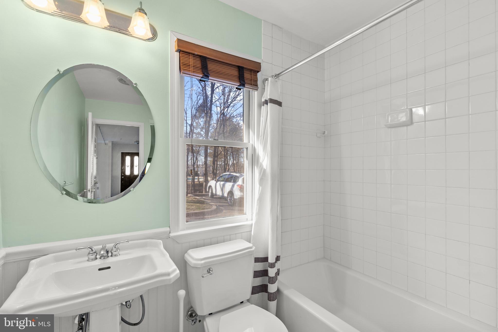 109 Ridgepoint Place Gaithersburg, MD 20878 - Photo 6 of 25 Main Level Full Bath