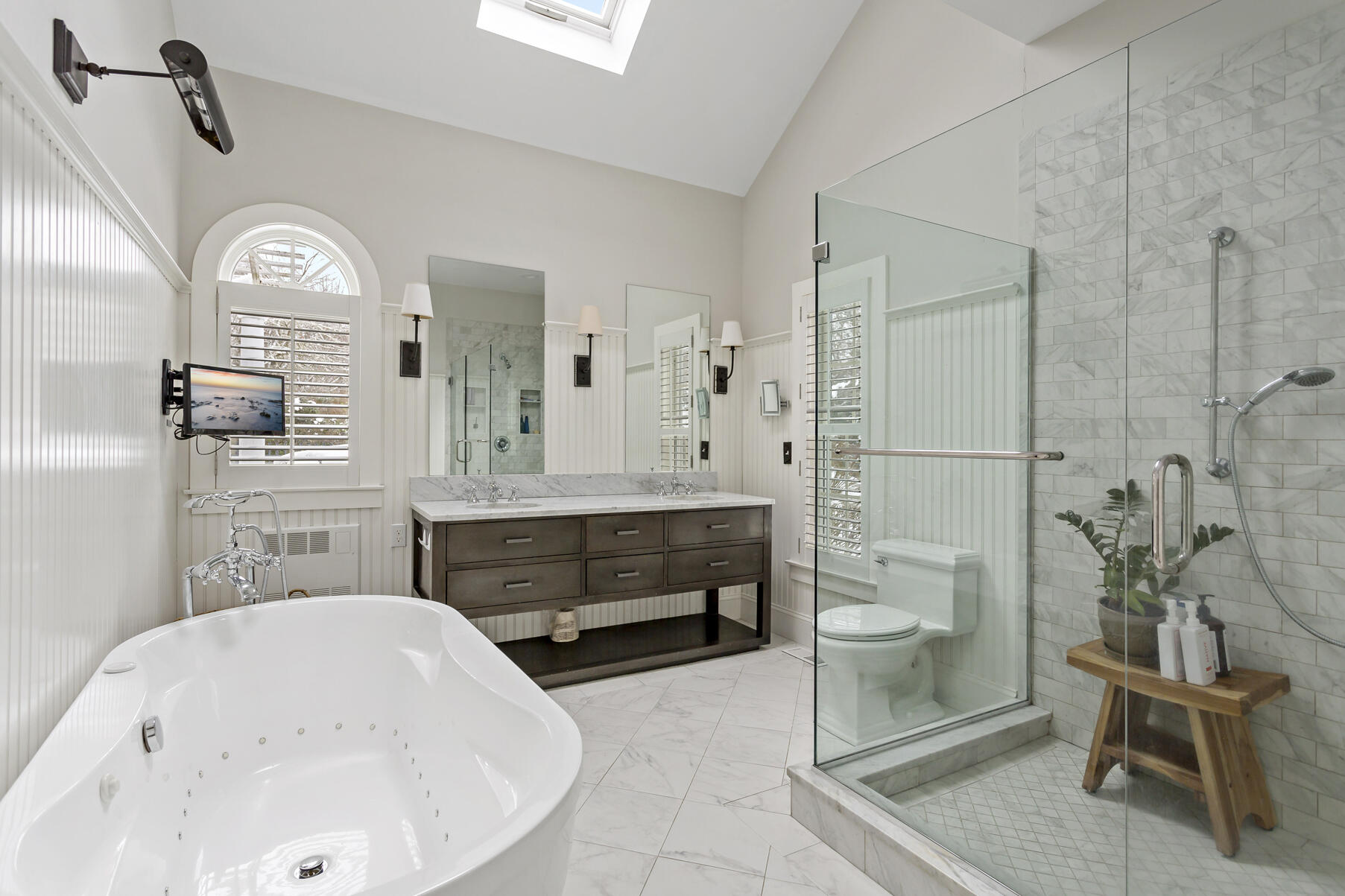 442 Bay Lane Centerville, MA 02632 - Photo 24 of 36 a bathroom with a sink a toilet and a bathtub