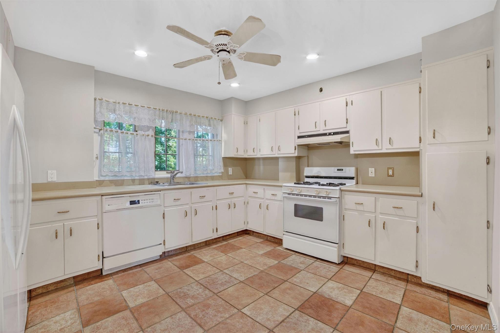 15 Beechtree Lane, Unit 1D Bronxville, NY 10708 - Photo 23 of 41 Eat-in kitchen with windows overlooking a serene wooded area