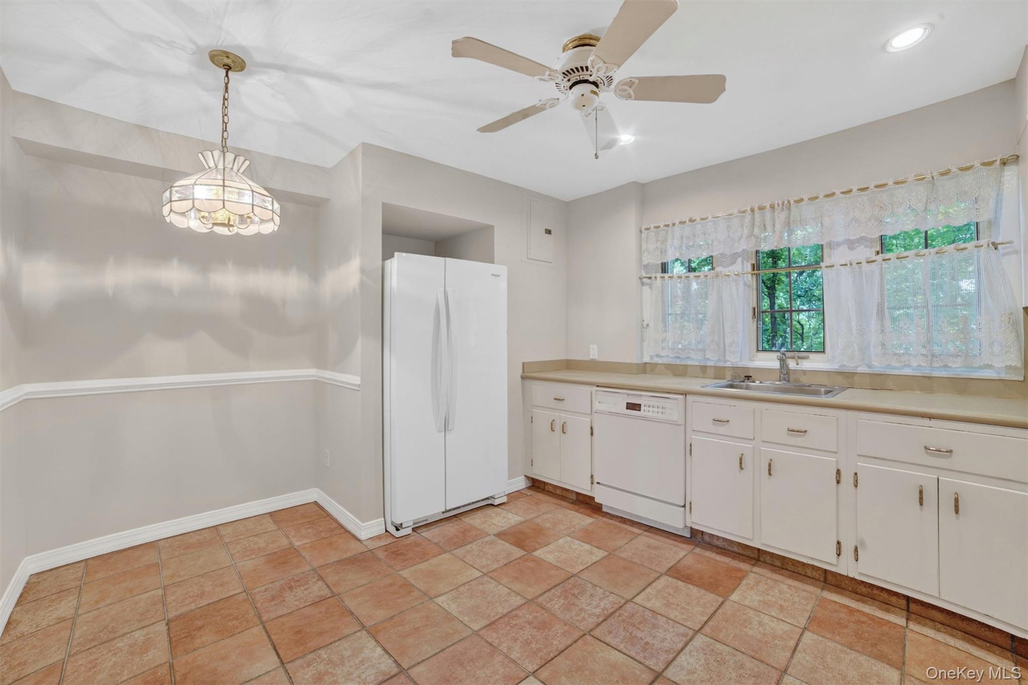 15 Beechtree Lane, Unit 1D Bronxville, NY 10708 - Photo 24 of 41 Eat-in kitchen with windows overlooking a serene wooded area