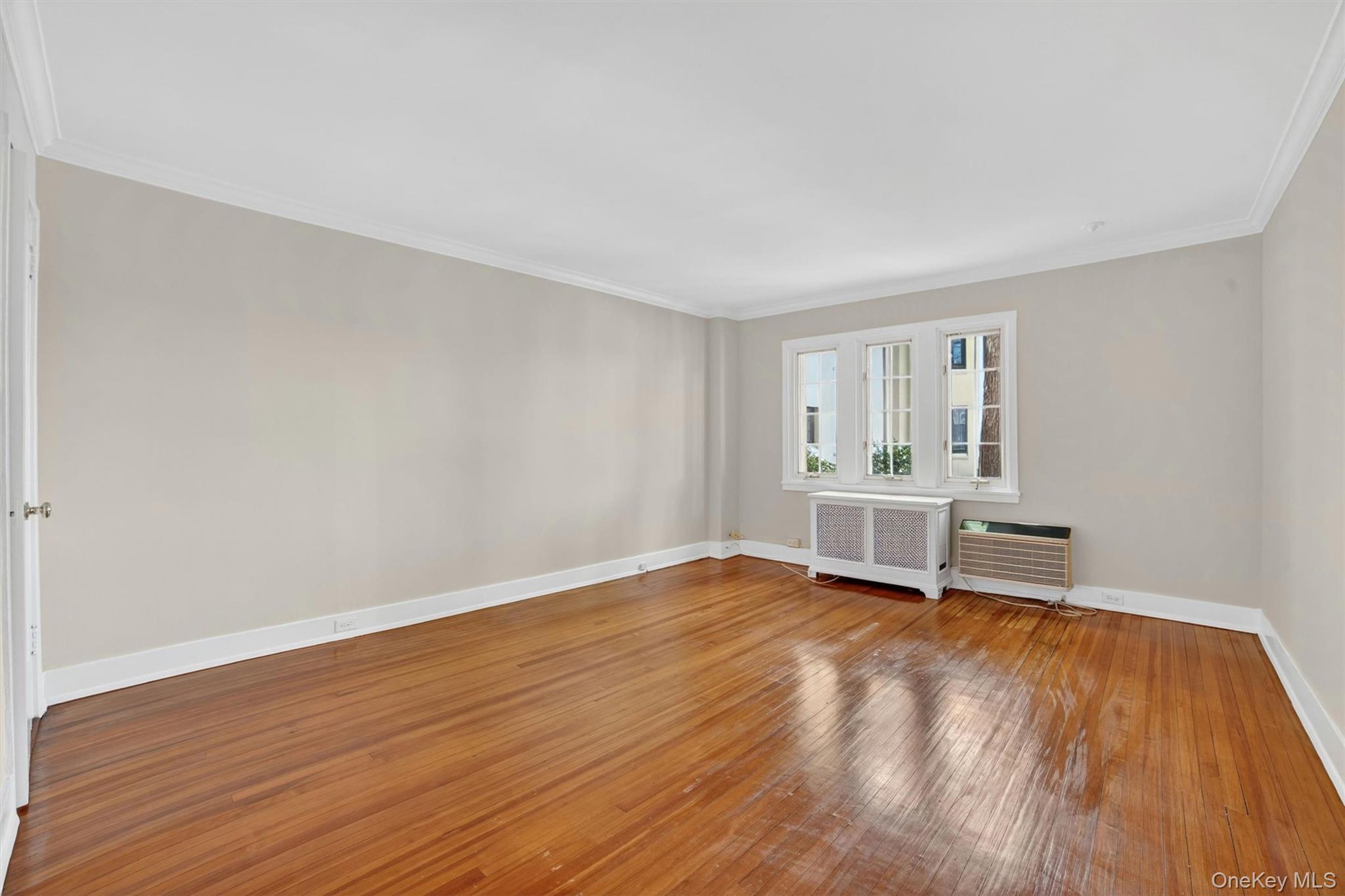 15 Beechtree Lane, Unit 1D Bronxville, NY 10708 - Photo 27 of 41 Bright primary bedroom with high ceilings