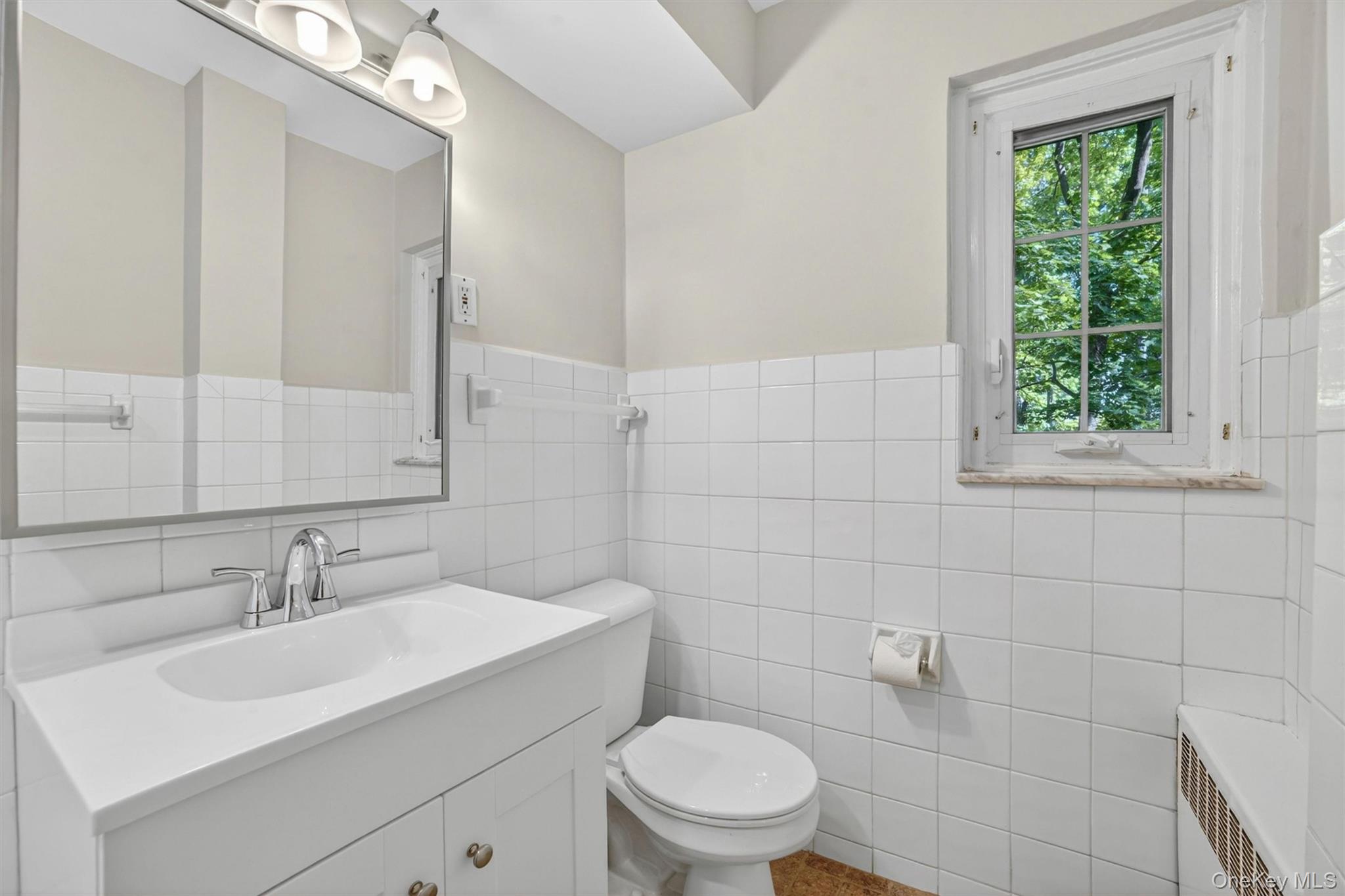 15 Beechtree Lane, Unit 1D Bronxville, NY 10708 - Photo 31 of 41 Bright and clean hall bathroom