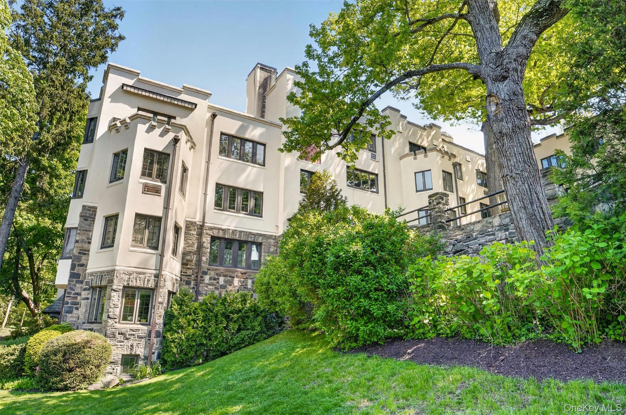 15 Beechtree Lane, Unit 1D Bronxville, NY 10708 - Photo 37 of 41 Outside grounds