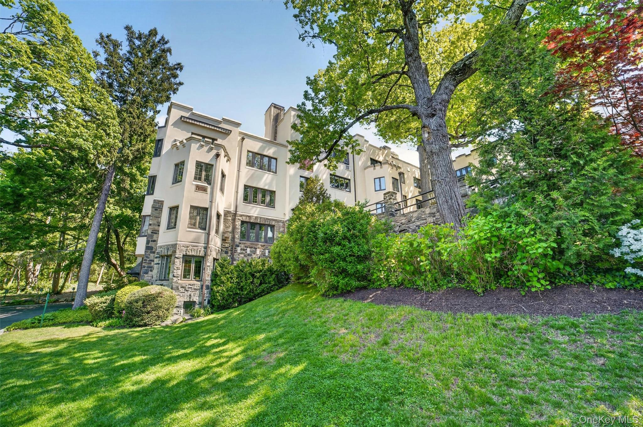 15 Beechtree Lane, Unit 1D Bronxville, NY 10708 - Photo 38 of 41 Outside grounds