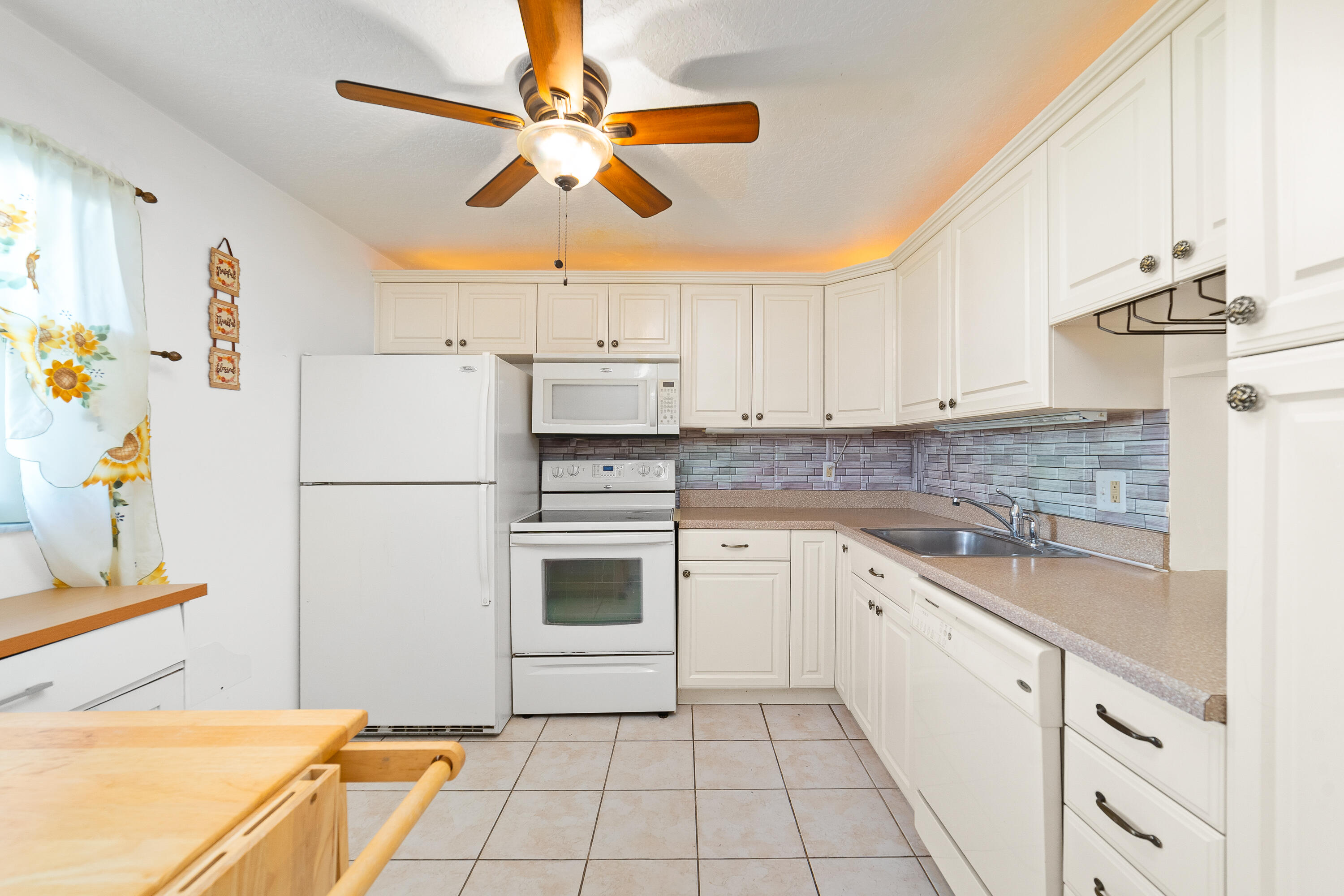 230 Northeast 26th Avenue, Unit 3020 Boynton Beach, FL 33435 - Photo 7 of 44 a kitchen with a refrigerator a sink and dishwasher