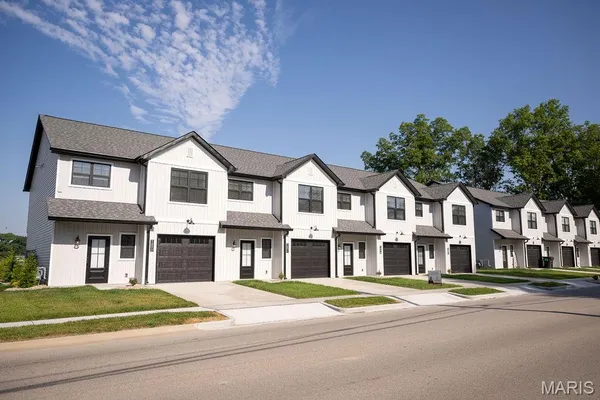 $2,100 | 105 Copper Oaks Court, Unit C, Mascoutah, IL 62258