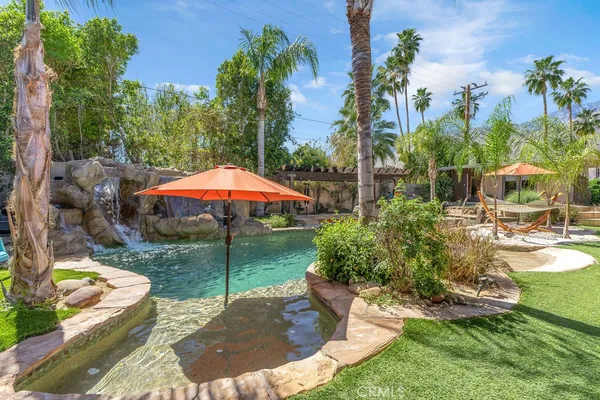 a view of a backyard