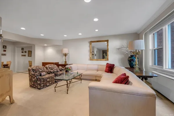 $275,000 | 1390 Broadway, Unit 116, Hewlett, NY 11557