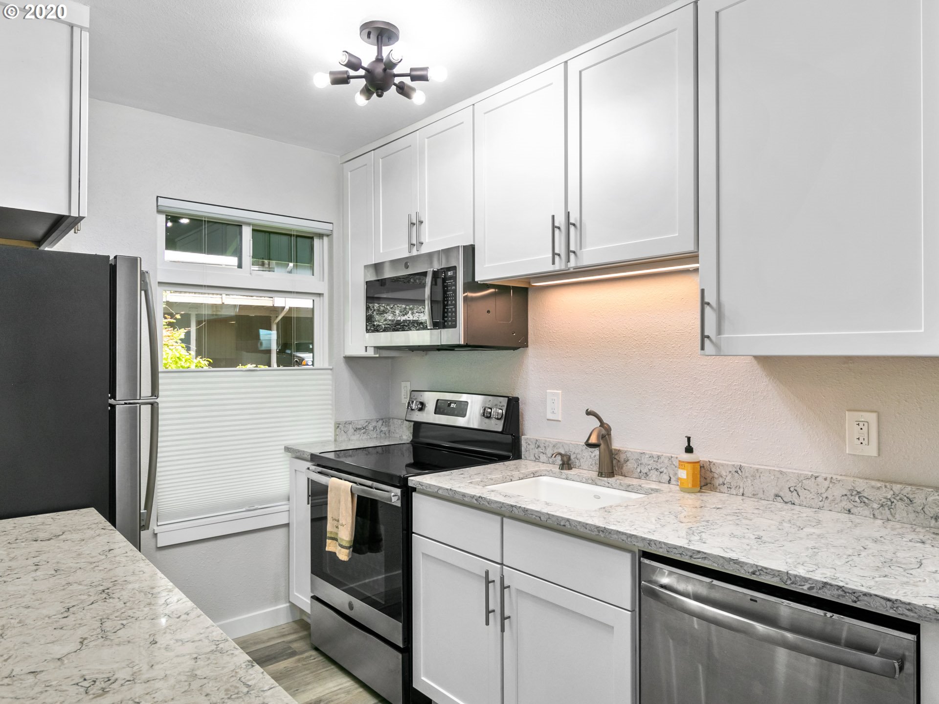 7506 Southwest Barnes Road, Unit A Portland, OR 97225 - Photo 12 of 27 Gallery Image 12