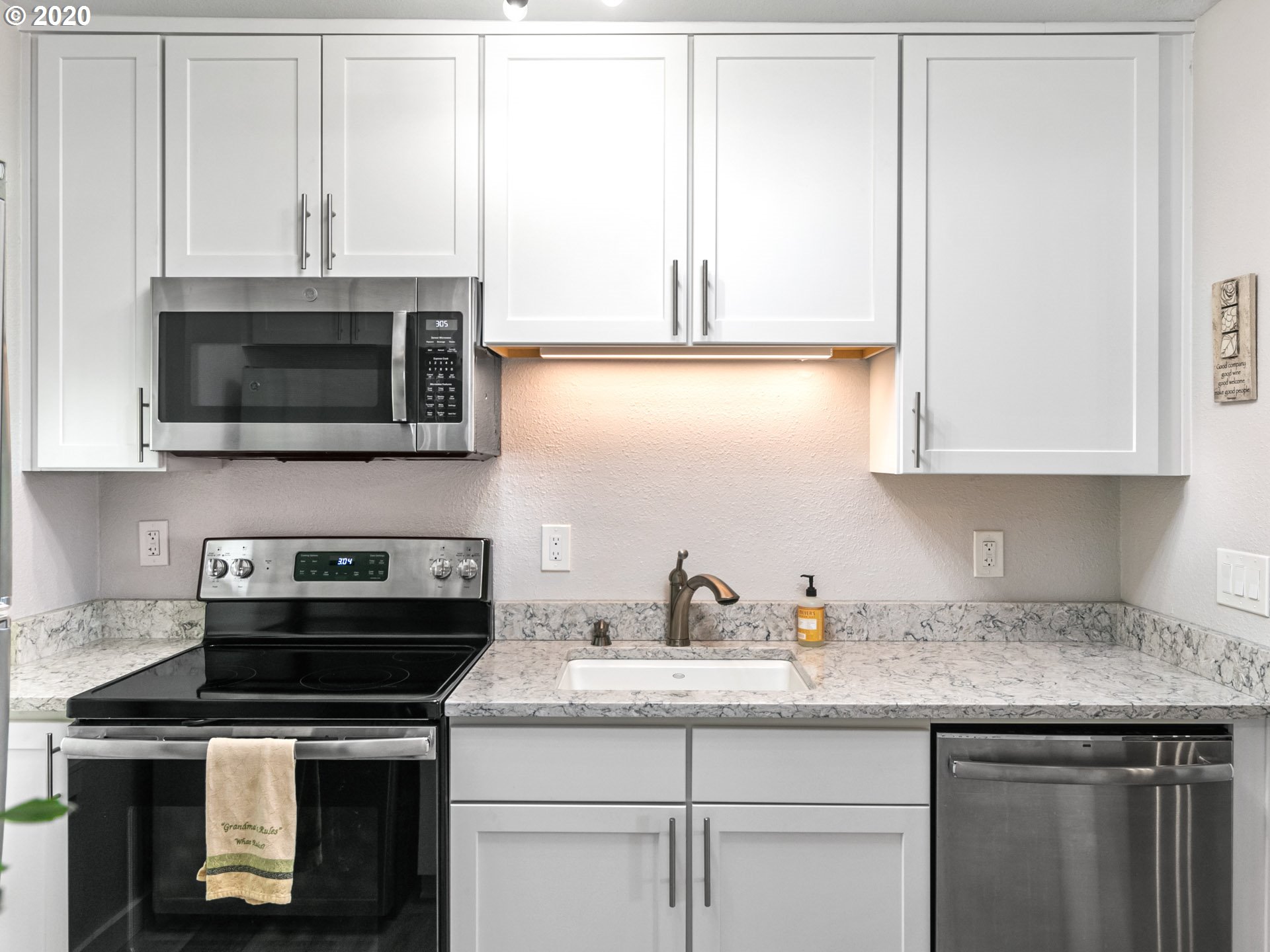 7506 Southwest Barnes Road, Unit A Portland, OR 97225 - Photo 14 of 27 Gallery Image 14