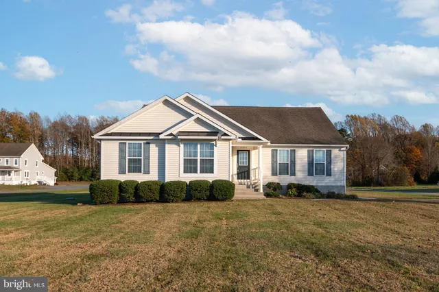 a view of a house with backyard