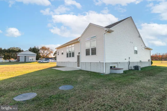 a view of a house with backyard