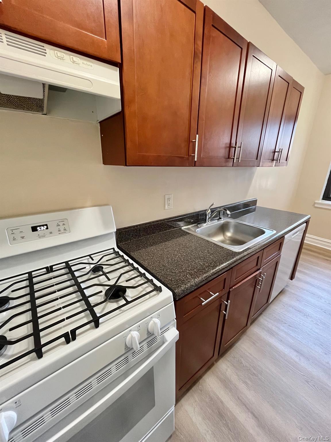 110 Stonelea Place, Unit 3B New Rochelle, NY 10801 - Photo 15 of 15 a close view of stove top oven