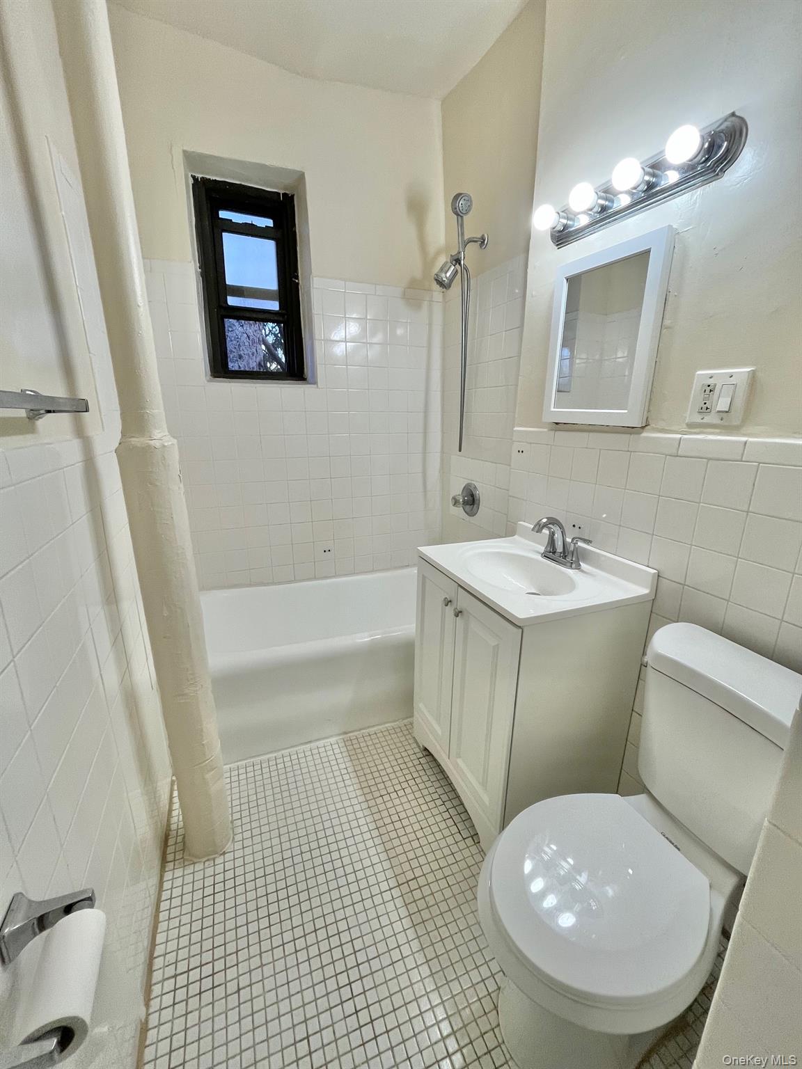 110 Stonelea Place, Unit 3B New Rochelle, NY 10801 - Photo 10 of 15 a bathroom with a toilet a sink and bathtub