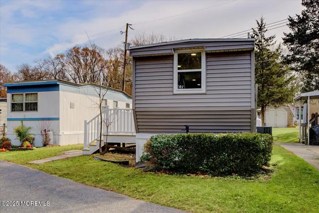 a view of a house with a yard and plants