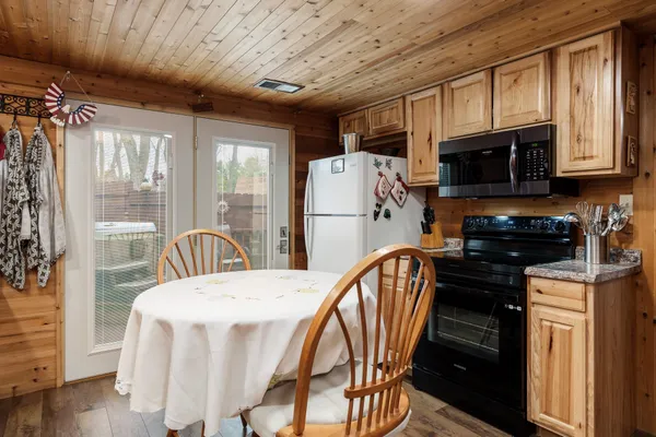 $385,000 | 6658 Nestlewood Drive, Roscoe, IL 61073