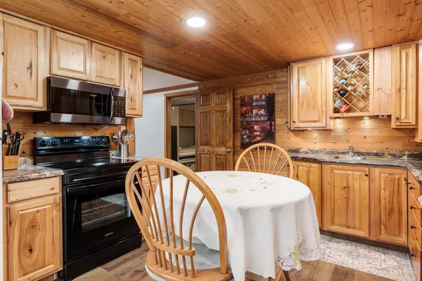 $385,000 | 6658 Nestlewood Drive, Roscoe, IL 61073