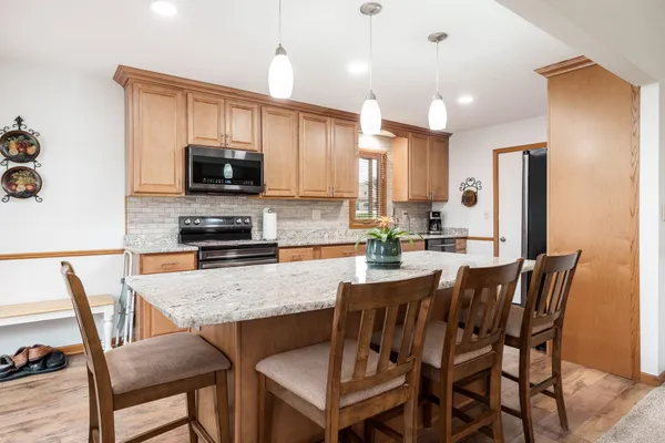 $385,000 | 6658 Nestlewood Drive, Roscoe, IL 61073