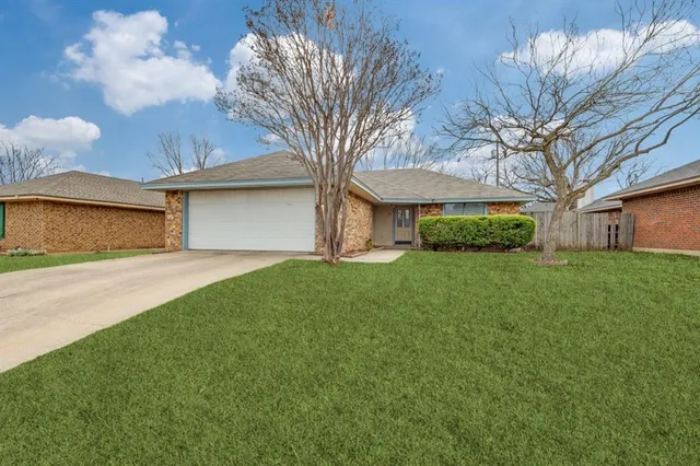 $2,000 | 821 Hillside Drive, Cedar Hill, TX 75104
