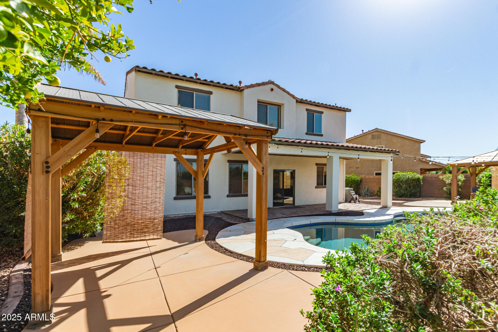 6756 South Seton Avenue Gilbert, AZ 85298 - Photo 28 of 37 a front view of a house with garden