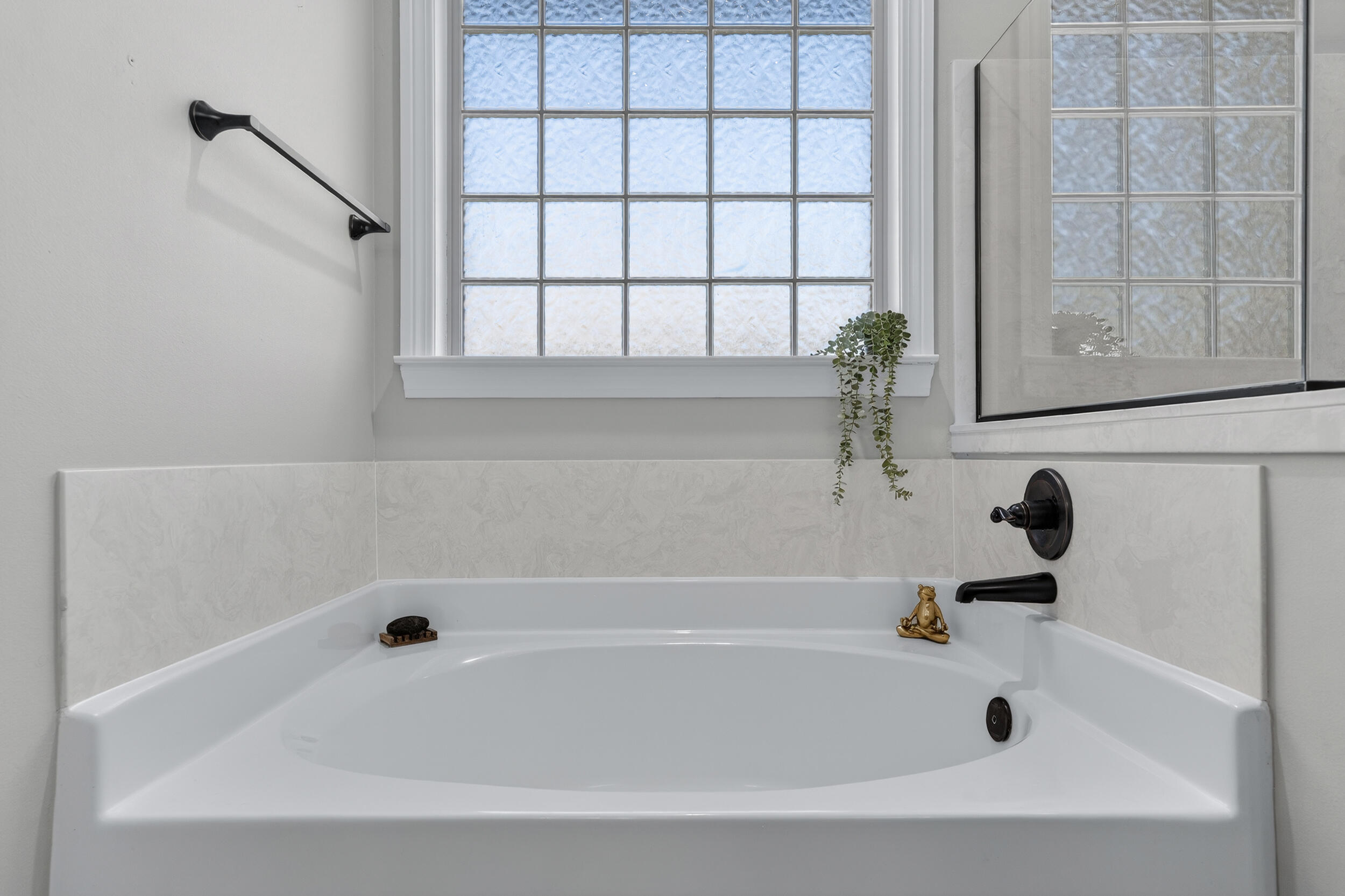 6022 Hidden Valley Road Crestview, FL 32539 - Photo 12 of 60 a bathroom with a tub