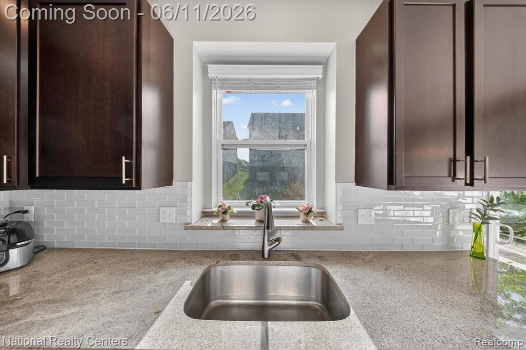 27412 Victoria Road Novi, MI 48374 - Photo 8 of 61
